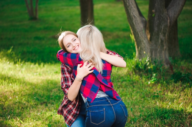 Menina abraçando sua melhor amiga no parque