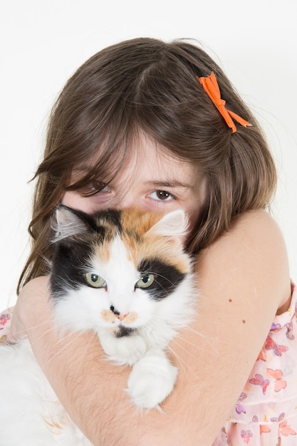 menina abraçando um gato nos braços