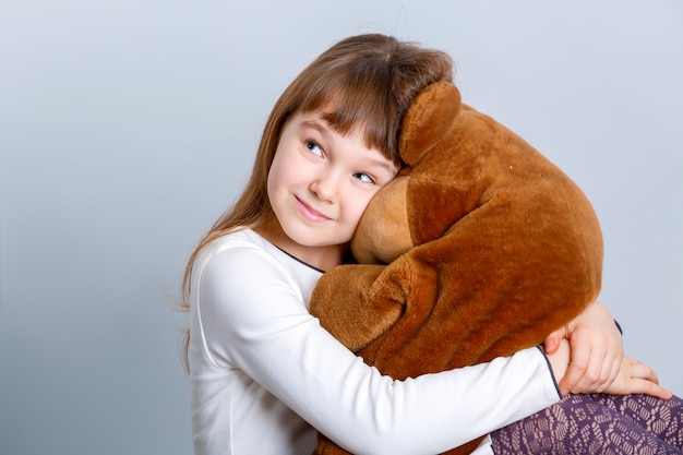 Menina, abraçando, urso