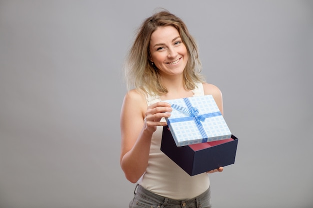 Menina abrindo um presente isolado