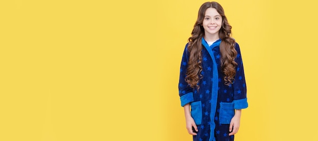 Menina adolescente alegre com cabelo encaracolado em casa de pijama confortável rosto de criança cartaz horizontal menina adolescente isolado banner de retrato com espaço de cópia