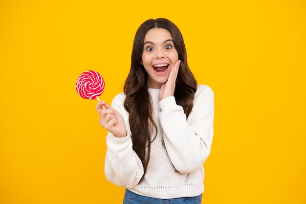 Menina adolescente animada com pirulito doce criança feliz 12 13 14 anos comendo pirulito grande açúcar doces doces