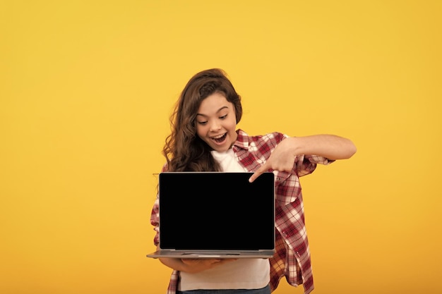 Menina adolescente apontando o dedo no laptop na cabeça educação on-line de volta ao anúncio do webinar da escola