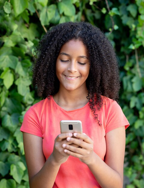 Menina adolescente bonita com um celular