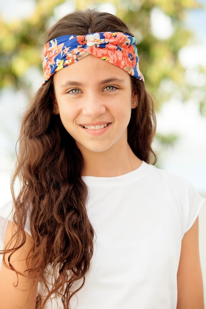 Menina adolescente bonita com uma bandana florida