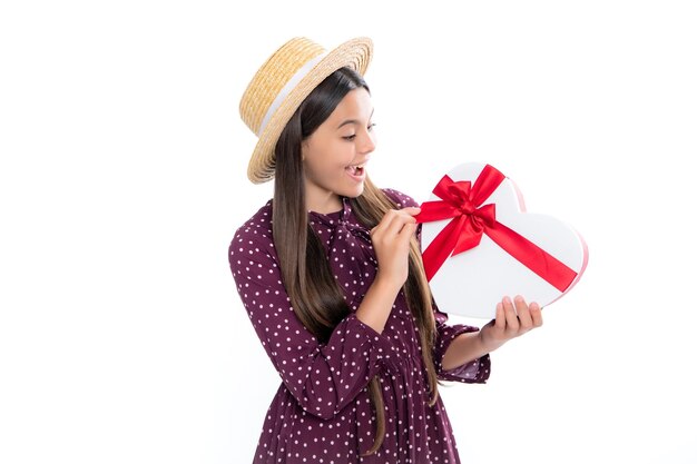 Menina adolescente bonita parabenizar com o dia dos namorados dando caixa de presente romântica Apresentar conceito de saudação e presentear Conceito de feriado de aniversário Retrato de uma adolescente emocionada e animada