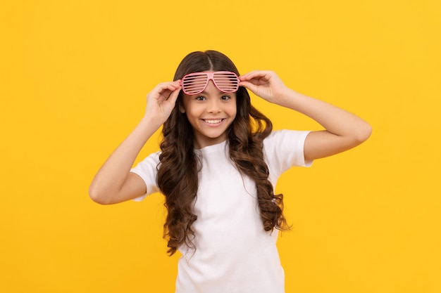 Menina adolescente chique em óculos de festa glamour com strass, moda.