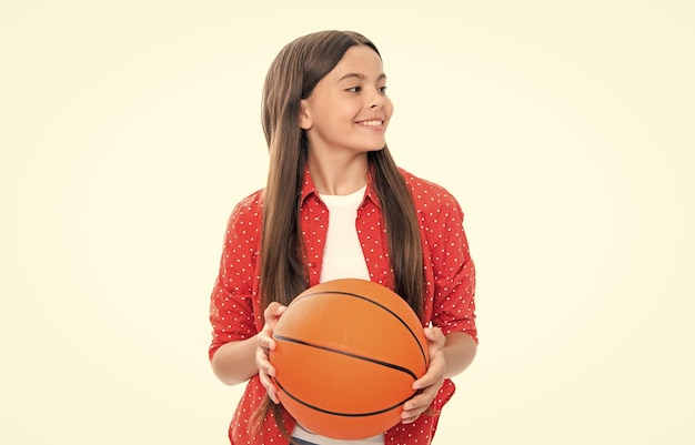 Menina adolescente com bola de basquete isolada no fundo branco Estilo de vida esportivo e ativo Jogo de equipe infantil Retrato de uma adolescente sorridente feliz