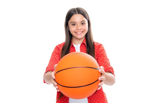 Menina adolescente com bola de basquete isolada no fundo branco Retrato de menina adolescente sorridente feliz