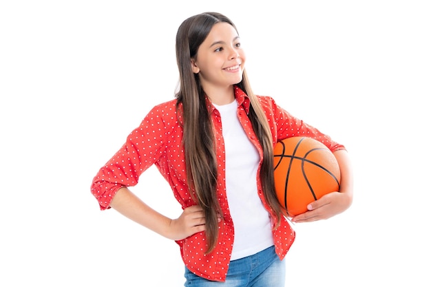 Menina adolescente com bola de basquete isolada no fundo branco Retrato de menina adolescente sorridente feliz