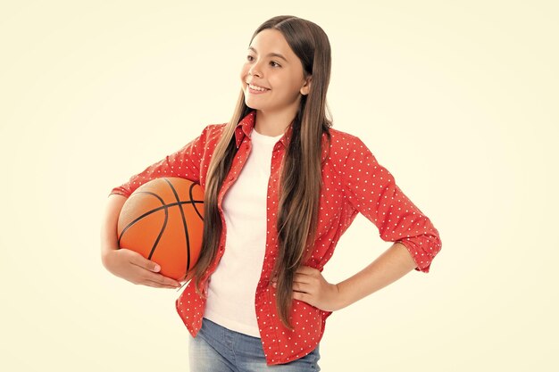 Menina adolescente com bola de basquete isolada no fundo branco Retrato de menina adolescente sorridente feliz