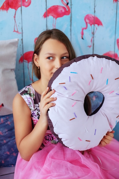 Menina adolescente com bolo. O conceito de infância e estilo de vida.