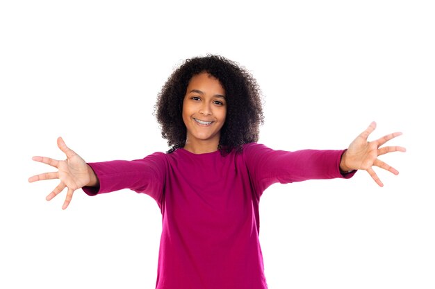 Menina adolescente com cabelo afro e suéter rosa isolado