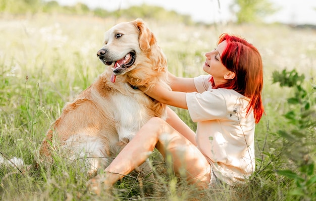 Menina adolescente com cachorro golden retriever