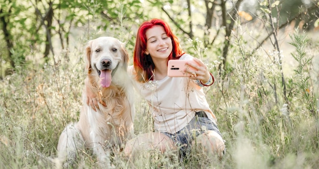 Menina adolescente com cachorro golden retriever