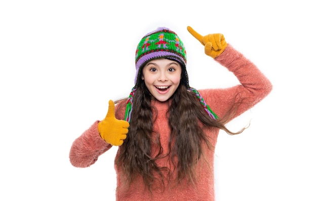 Menina adolescente com chapéu de inverno mostra o polegar para cima isolado no fundo branco menina adolescente usa suéter