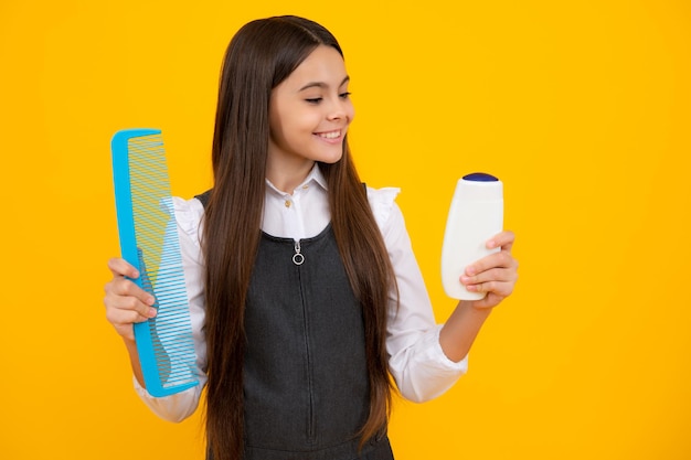 Menina adolescente com condicionadores de xampu de garrafa ou gel de banho Cuidados com o cabelo para crianças Garrafa de xampu de produto cosmético