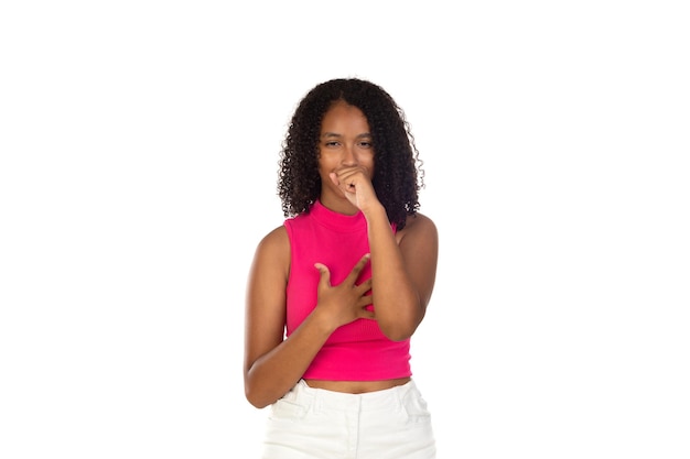 Menina adolescente com estilo de cabelo afro vestindo camiseta rosa sobre fundo branco sentindo-se mal e tossindo