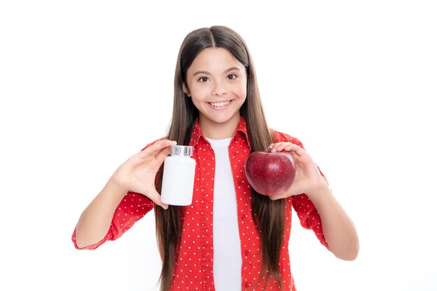 Menina adolescente com maçã e aditivos alimentares naturais ou pílulas de vitamina estilo de vida saudável Apresentando tablet em forma de cápsula para crianças Retrato de menina adolescente sorridente feliz