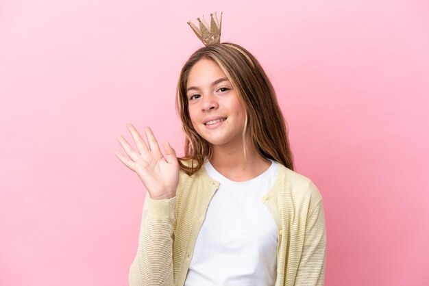 Menina adolescente com medalhas sobre fundo isolado, mostrando o polegar para baixo com expressão negativa