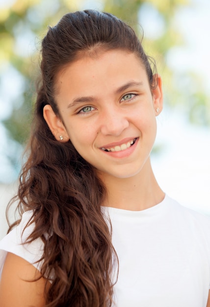 Menina adolescente com olhos azuis sorrindo