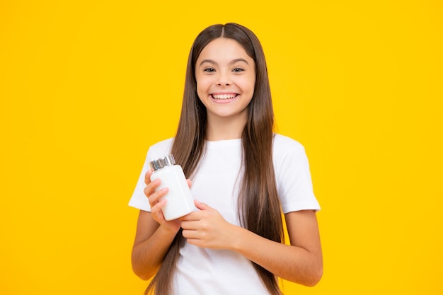 Menina adolescente com produtos de pílula natural Apresentando farmácia de produtos vitamínicos Retrato de adolescente feliz Menina sorridente