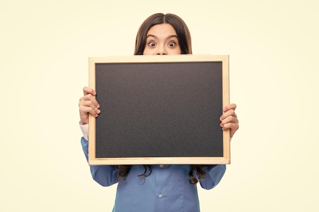 Menina adolescente com quadros-negros em fundo branco isolado Garota de escola adolescente segura quadro-negro para venda de escola de espaço de cópia