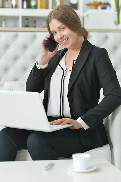 Menina adolescente com roupa formal, falando no telefone