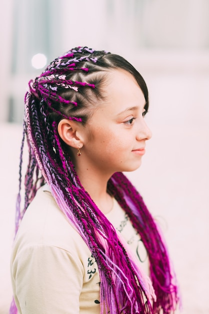 Menina adolescente com tranças afro coloridas Zizi