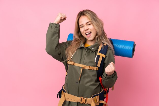 Menina adolescente com uma mochila grande