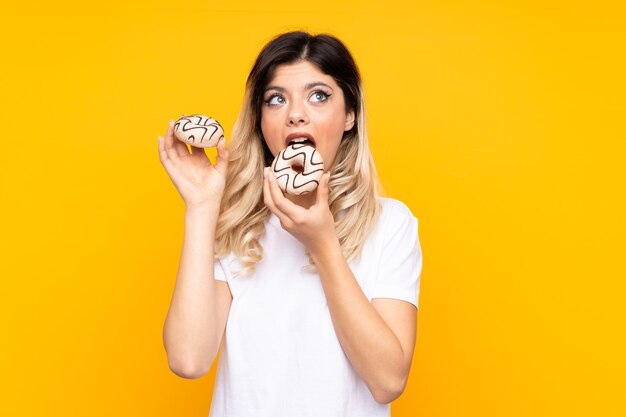 Menina adolescente comendo um donut