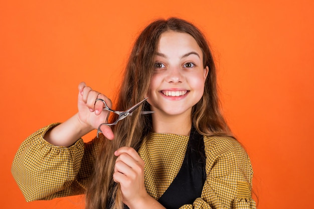 Menina adolescente cortou o cabelo com tesoura fazendo novo penteado criança usa ferramenta de tesoura no salão de beleza moda de penteado corte de cabelo longo morena cuidados com o cabelo e saúde cabeleireiro Moda cotidiana