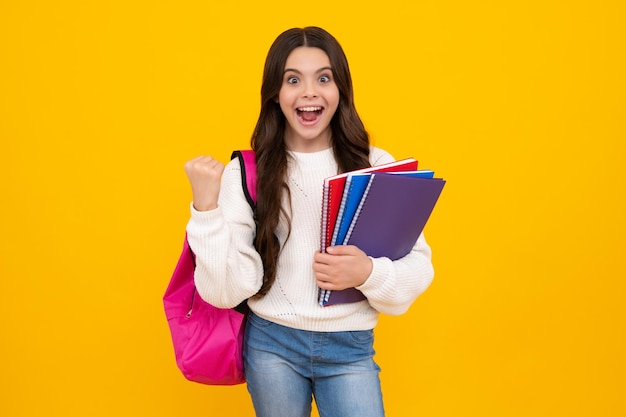 Menina adolescente da escola 12 13 14 anos com livro e caderno Aluna adolescente isolada