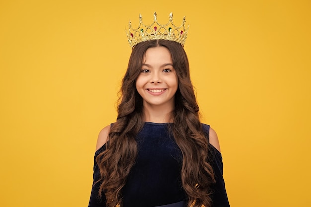 Foto menina adolescente de beleza rainha usa coroa criança em diadema de princesa rosto feliz emoções positivas e sorridentes de menina adolescente