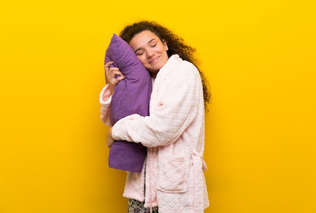 Menina adolescente de pijama, fazendo o gesto do sono em expressão dorable