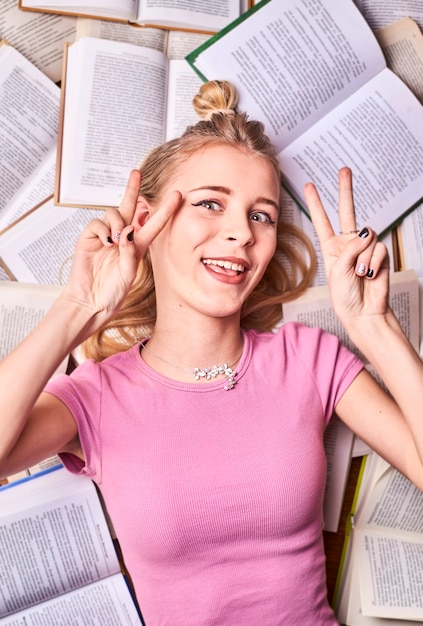 Foto menina adolescente e muitos livros