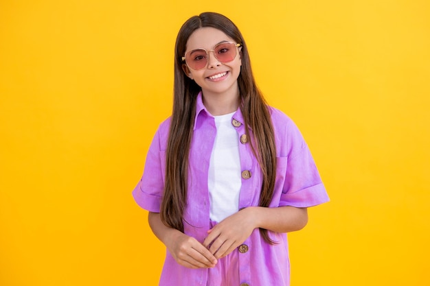 Menina adolescente elegante com cabelos longos no estúdio de verão Menina adolescente com roupas elegantes de verão Menina adolescente com roupas elegantes de verão Menina adolescente com roupas elegantes de verão Aproveite o clima isolado em amarelo