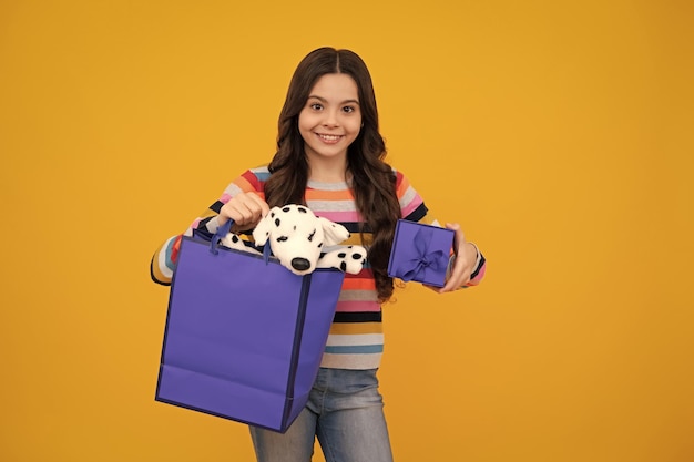 Menina adolescente elegante com sacos de venda de compras Criança segurando compras Adolescente feliz emoções positivas e sorridentes de menina adolescente