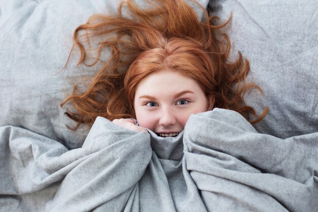 Foto menina adolescente engraçada na cama