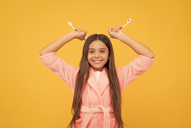 Menina adolescente engraçada segura rotina matinal de felicidade de infância de escova de dentes