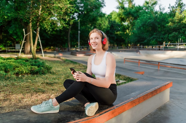 Menina adolescente, escutar música, através, fones, em, a, parque, após, escola