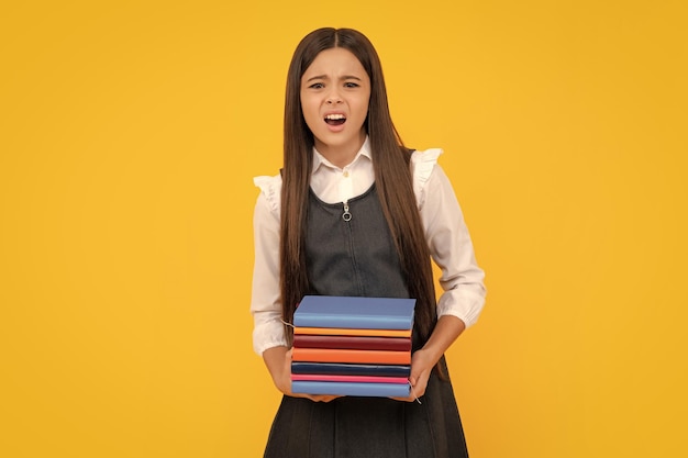 Menina adolescente espantada Colegial com livro de cópia posando em fundo isolado Lição de literatura escola de gramática Leitor intelectual infantil Expressão animada alegre e feliz