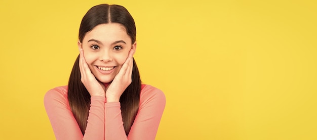 Menina adolescente feliz com cabelo comprido em fundo amarelo Cartaz horizontal de rosto de criança adolescente isolado banner de retrato com espaço de cópia