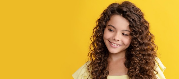 Menina adolescente feliz com cabelo longo encaracolado e cabelo de pele perfeito rosto de criança cartaz horizontal menina adolescente isolado banner de retrato com espaço de cópia