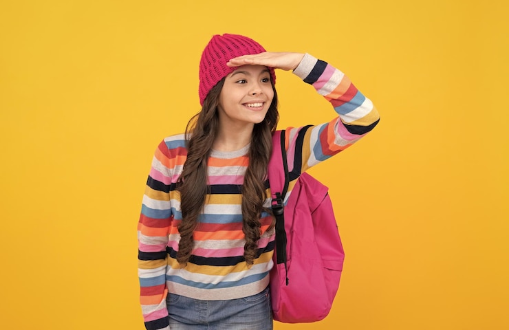 Foto menina adolescente feliz com mochila procurando algo de volta ao garoto hipster da escola com mochila escolar