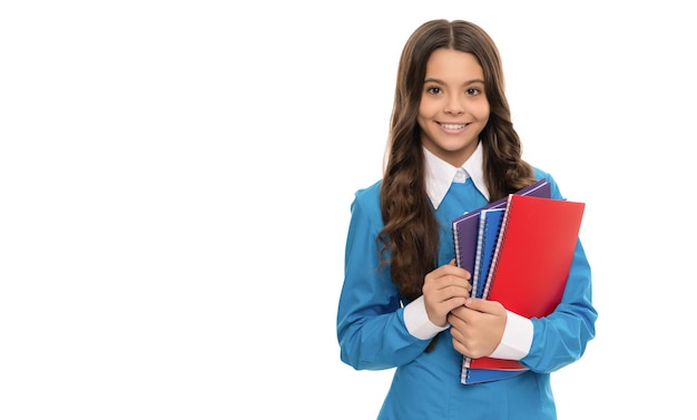 Menina adolescente feliz com notebook de volta à escola pronta para estudar o desenvolvimento infantil