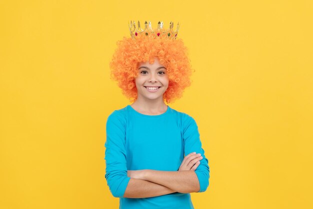 Menina adolescente feliz com peruca de palhaço chique usa coroa de rainha feminina