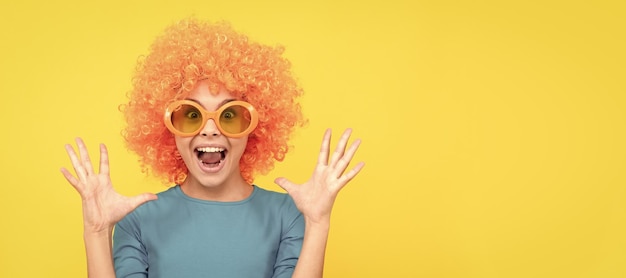 Foto menina adolescente feliz com peruca de palhaço chique usando óculos de festa engraçados surpresa criança adolescente engraçada em pôster de festa de peruca espaço de cópia do cabeçalho do banner