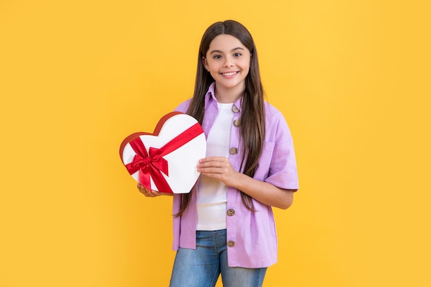 Menina adolescente feliz com presente de aniversário na foto de fundo de menina adolescente com caixa de presente de aniversário