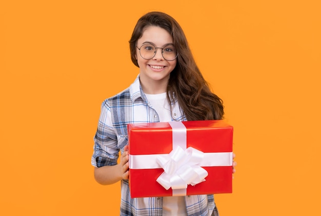 Menina adolescente feliz com presente isolado em fundo amarelo menina adolescente em copos com presente